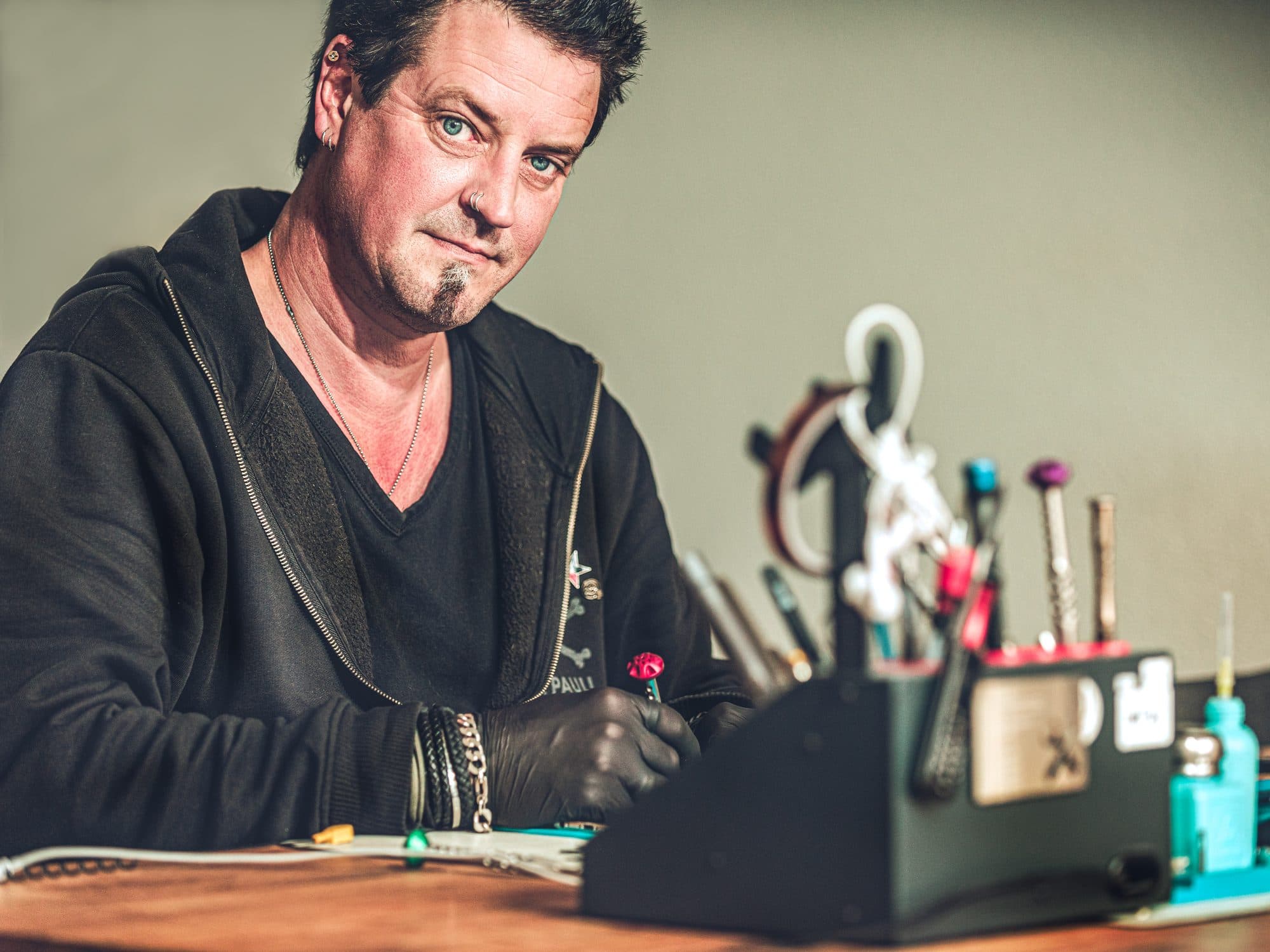 Martijn van Phone Repairs aan zijn werkplek met reparatiegereedschap